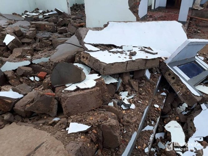 Ngồi trú nắng, 2 công nhân bị tường đè tử vong