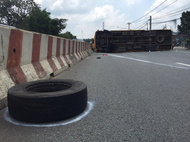 Xe khách bung lốp lật ngang, ít nhất 10 người bị thương