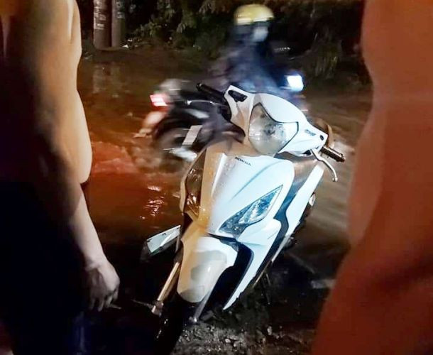 Chạy xe trên đường ngập, 3 người bị điện giật thương vong