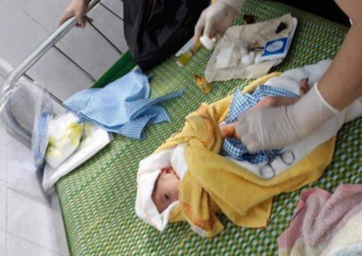 Hai bé sơ sinh bị mẹ bỏ rơi ở Bình Dương