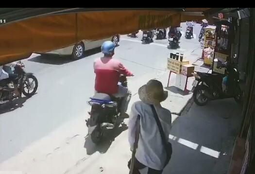 Dân mạng truy lùng kẻ vờ mua rồi cướp hết vé số của người tàn tật 