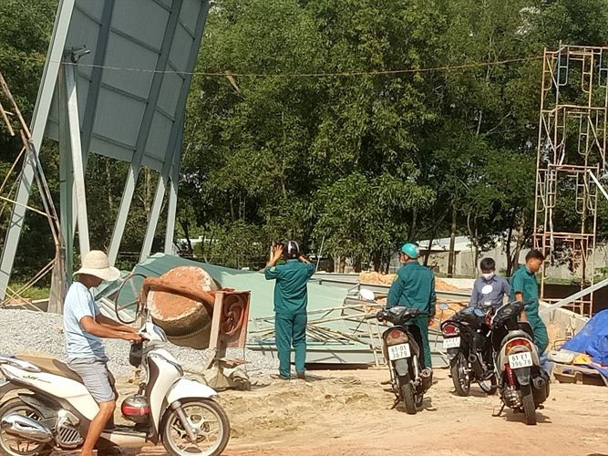 Sập nhà xưởng ở Bình Dương, nhiều người nhập viện cấp cứu