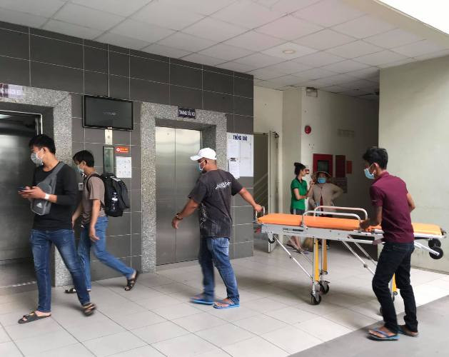 Con phát hiện cha tử vong bất thường trong tòa nhà chung cư