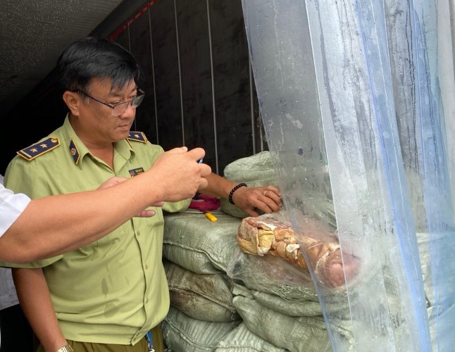 Kịp thời phát hiện gần 20 tấn thịt hôi thối trong 5 thùng container