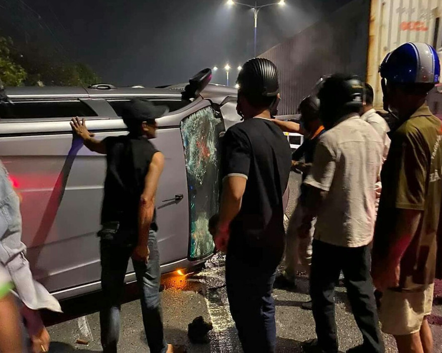 Dùng búa phá cửa giải cứu người trong ô tô lật giữa đường 