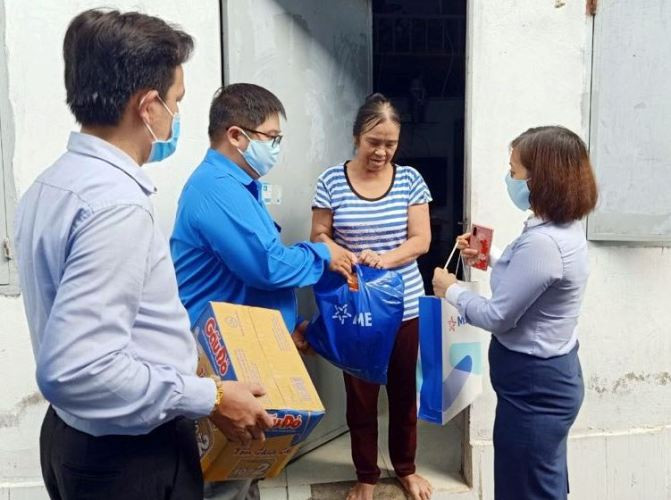 Đoàn viên thanh niên đến gõ cửa từng phòng trọ phát gạo cho công nhân