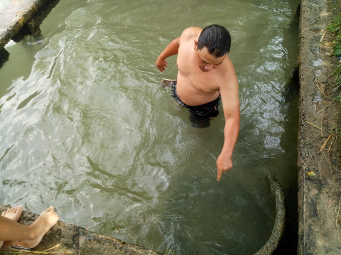 Hố nước 'không đáy', ngàn người múc cùng lúc không hết