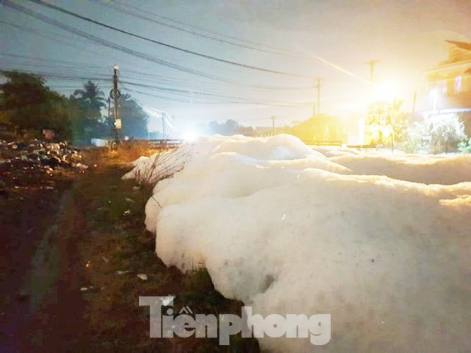 Lập đoàn kiểm tra hiện tượng 'tuyết' phủ trắng sau mưa ở Bình Dương