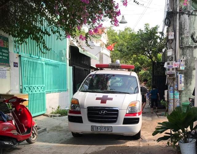 Chồng phát hiện vợ trong tư thế treo cổ sau khi lời qua tiếng lại