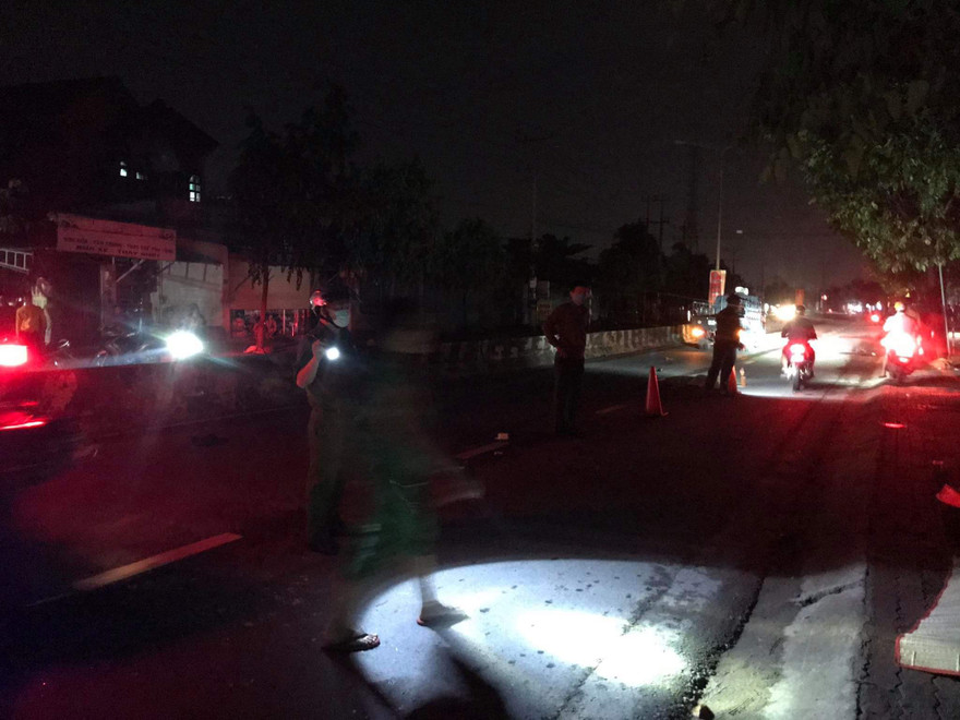 Trời mưa, đôi nam nữ lao xe vào trụ điện tử vong tại chỗ 