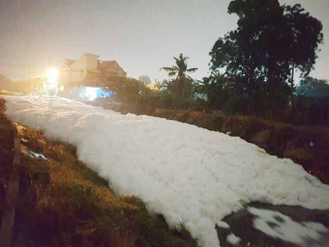 Lộ nguyên nhân khiến hàng loạt kênh, suối ở Bình Dương bị phủ 'tuyết trắng'