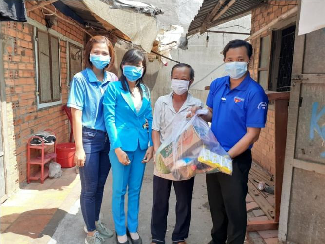 Tuổi trẻ đất Thủ đến gõ cửa từng nhà, phát quà cho người khó khăn