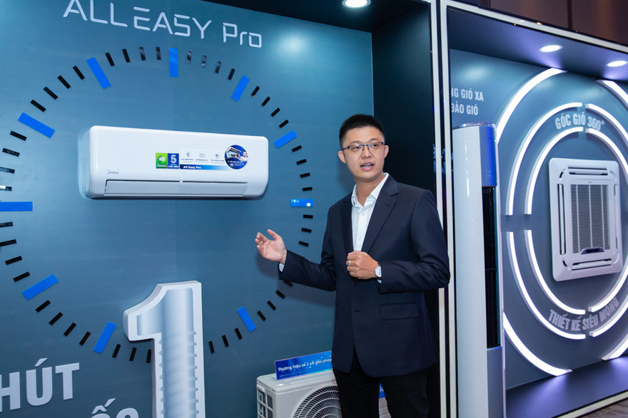 Phó TGD Midea - Liêu Triều Văn - giới thiệu bộ 3 máy điều hòa Midea trong lễ ra mắt sản phẩm