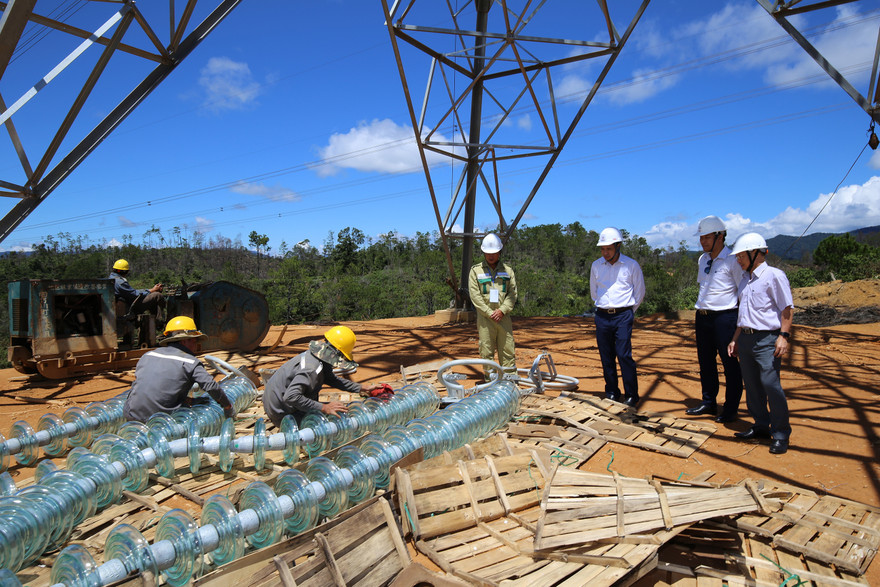 Lãnh đạo Tổng công ty Truyền tải điện quốc gia kiểm tra tiến độ thi công dự án đường dây 500kV mạch 3