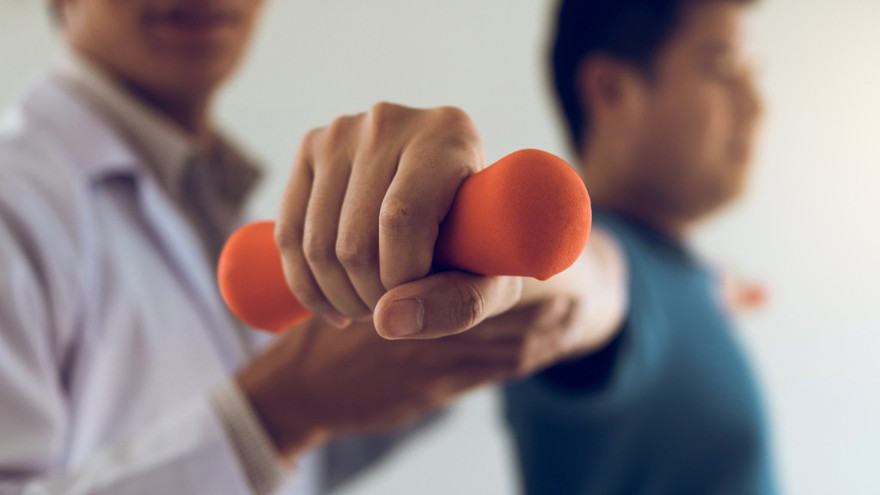 Tập phục hồi chức năng rất cần thiết với người bị đột quỵ