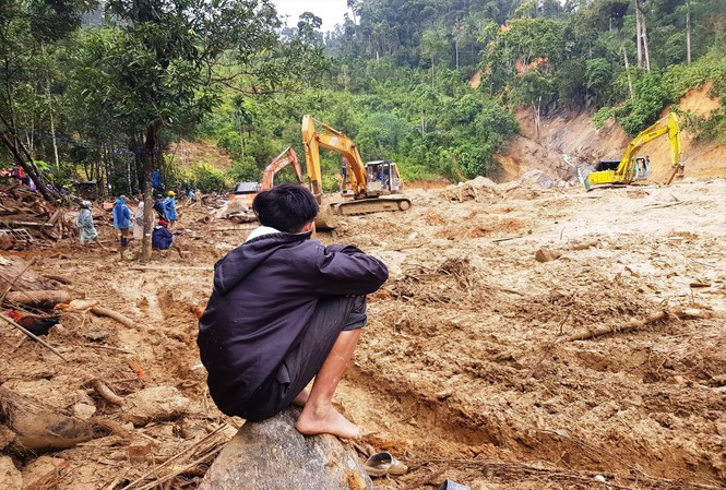 Người thân dõi theo cuộc tìm kiếm của lực lượng chức năng tại hiện trường vụ sạt lở xã Trà Leng, huyện Nam Trà My, Quảng Nam. Ảnh minh họa: H.Thọ