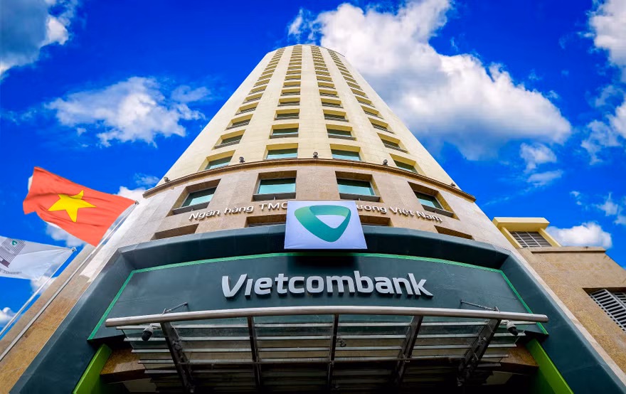 Vietcombank giảm lãi suất cho vay để hỗ trợ DN, người dân miền Trung bão lũ