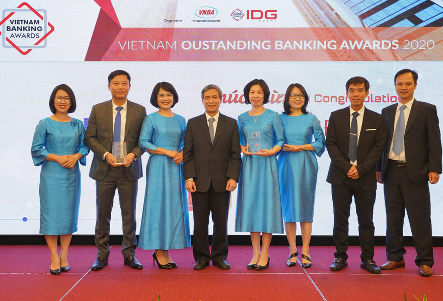 Lãnh đạo BIDV nhận giải Ngân hàng Bán lẻ Tiêu biểu 2020 và Ngân hàng Chuyển đổi số Tiêu biểu 2020 từ Hội đồng bình chọn