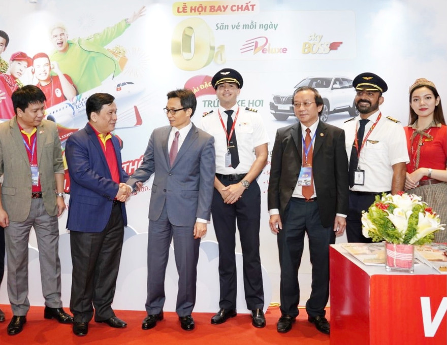 Phó Thủ tưởng Vũ Đức Đam thăm khu vực trưng bày Vietjet tại Hội nghị Toàn quốc Du lịch 2020