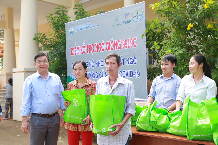 Nông hộ được cung cấp hạt giống chất lượng cao cho vụ mùa sắp tới