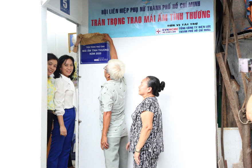 Trao tặng ‘Mái ấm tình thương’ cho gia đình khó khăn