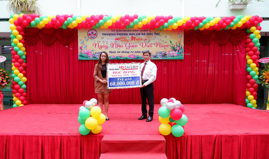 Đại diện HD SAISON trao tặng giá trị học bổng đến Ban giám hiệu nhà trường.