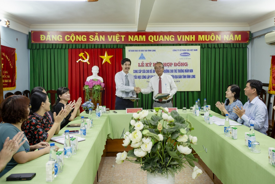 Ông Phạm Văn Hồng, Phó Giám đốc Sở GD và ĐT tỉnh Vĩnh Long và ông Nguyễn Quốc Khánh, Giám đốc Điều hành Nghiên cứu và Phát triển Vinamilk ký kết hợp đồng triển khai đề án Sữa học đường cho trẻ trường mầm non và tiểu học tỉnh Vĩnh Long