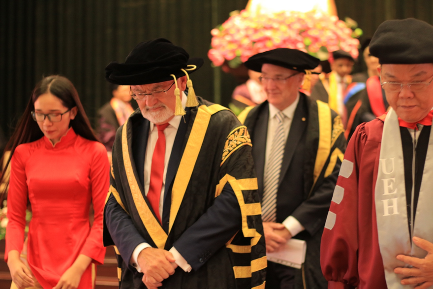 Giáo sư Peter Shergold AC, Chủ tịch Hội đồng Đại học Western Sydney và Giáo sư Tiến sĩ Nguyễn Đông Phong, Hiệu trưởng trường Đại học Kinh tế TP Hồ Chí Minh tại lễ trao học bổng BBUS và MBA Talent 2019 - Ảnh HIẾU MINH