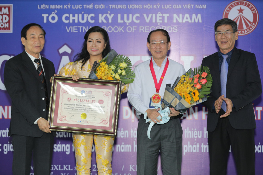 Bà Trần Uyên Phương – Phó Tổng Giám đốc tập đoàn Tân Hiệp Phát cùng Ông Nguyễn Văn Tư – Giám đốc khối Nghiên cứu và Phát triển đón nhận bằng xác lập kỷ lục và huy hiệu do Tổ chức kỷ lục Việt Nam trao cho cuốn sách THP Innnovation