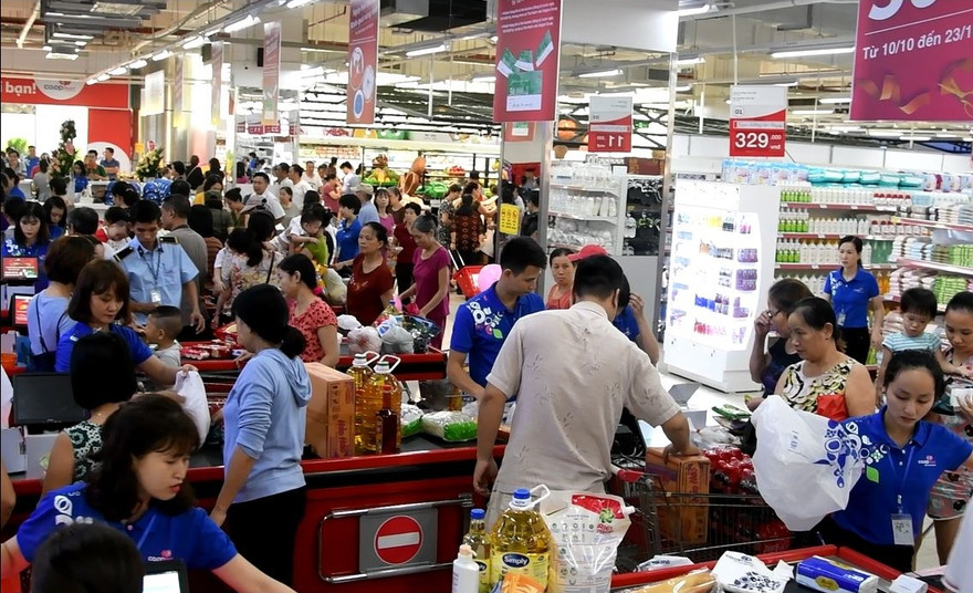 Đông đảo khách hành đến mua sắm tại các Co.opmart SCA