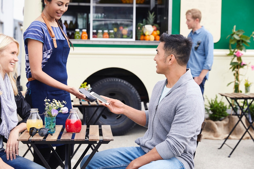 Công nghệ thanh toán không tiếp xúc đang không ngừng chuyển dịch cách thức thanh toán tại điểm ăn uống, mua sắm, du lịch