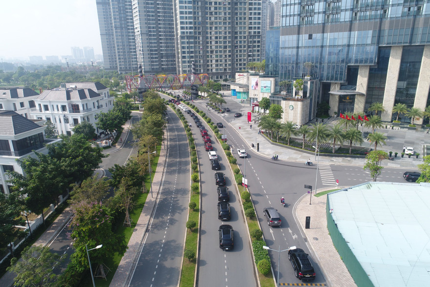 Đoàn xe khởi hành từ tòa nhà cao nhất Đông Nam Á - Landmark 81