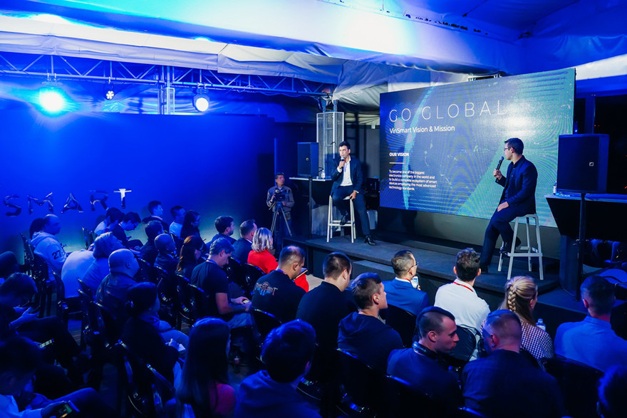  Ông Mantosh Malhotra – Phó Tổng giám đốc Tập đoàn Vingroup (trái) phát biểu tại sự kiện VinSmart ra mắt thị trường Nga