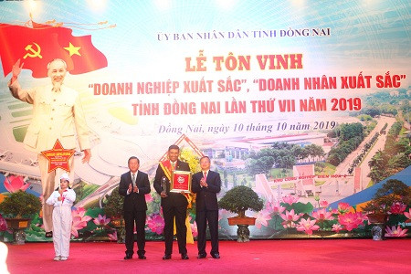 Lãnh đạo tỉnh Đồng Nai trao kỷ niệm chương cho Doanh nhân xuất sắc - ông Ganesan Ampalavanar, Tổng Giám đốc Công ty Nestlé Việt Nam