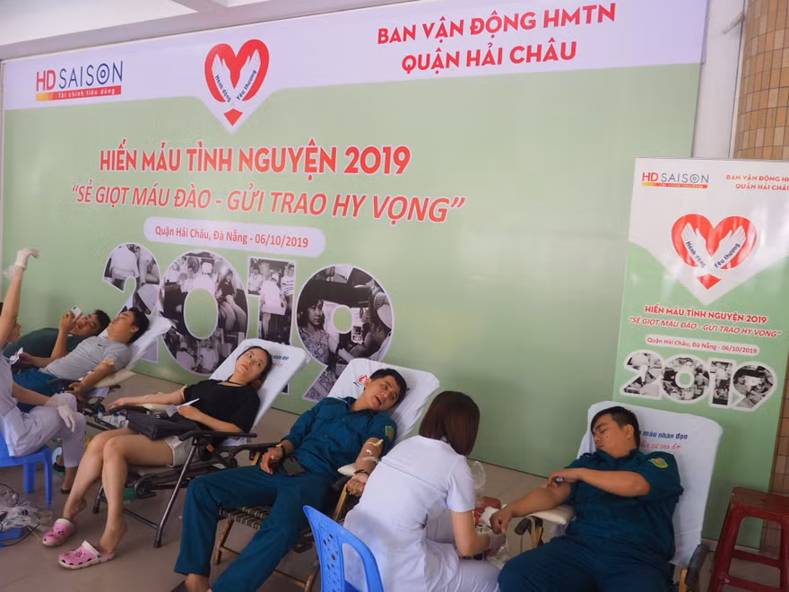 Người dân, chiến sĩ, sinh viên và nhân viên HD SAISON tham gia hiến máu