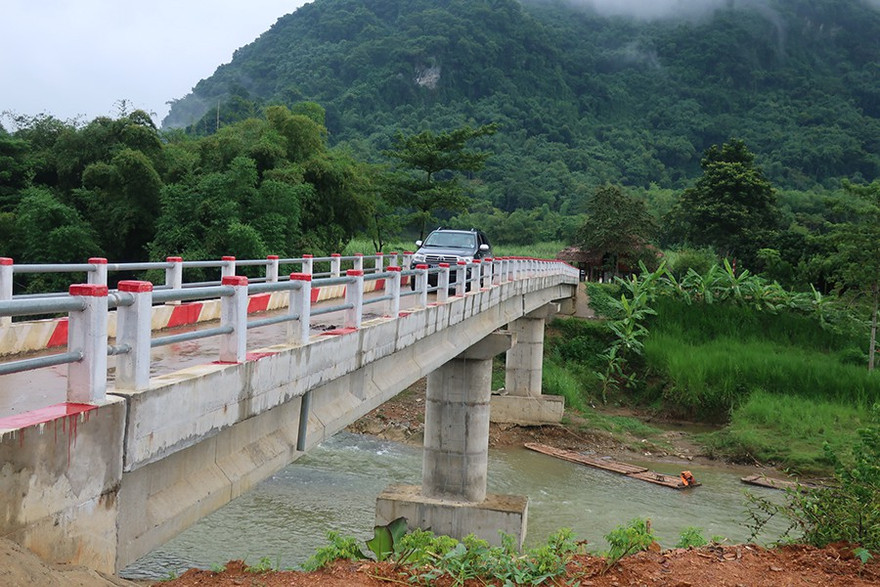 Cầu thôn Sát bê tông cốt thép kiên cố được xây dựng với chi phí chỉ 3,7 tỷ đồng nhưng giúp xoá cảnh sang suối bằng bè, lũ lên bị cô lập