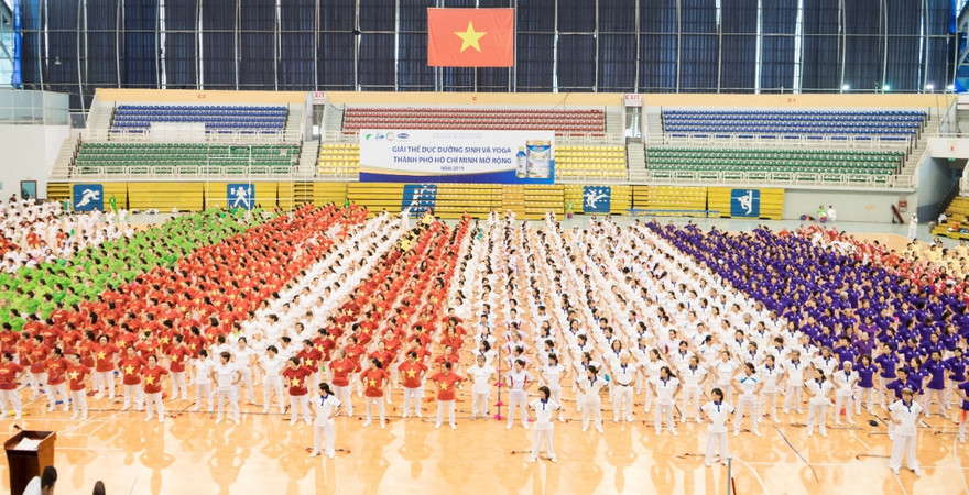 Người cao tuổi hào hứng tham gia hoạt động đồng diễn dưỡng sinh tại giải đấu