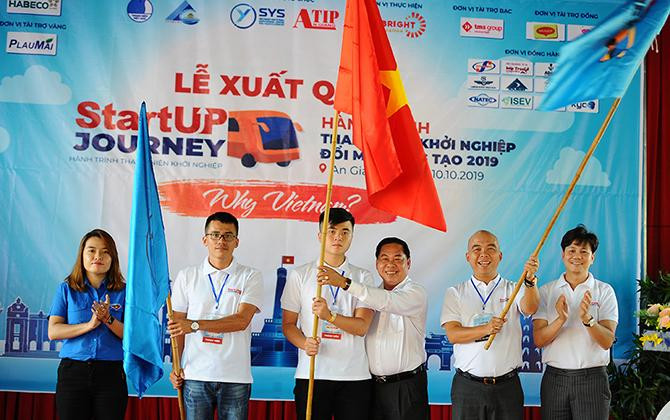 Lễ trao cờ xuất quân Hành trình thanh niên khởi nghiệp đổi mới sáng tạo 2019