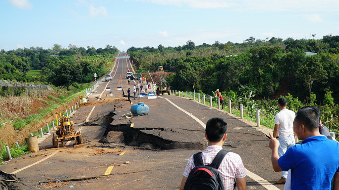 Đoạn đường tránh vừa làm xong đã nứt toác, sụt lún nghiêm trọng