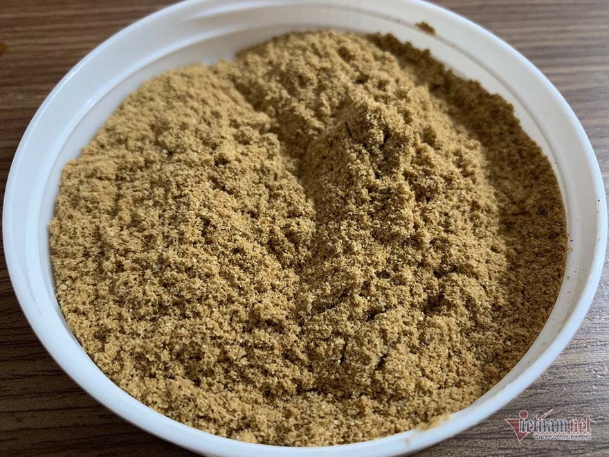 Cám gạo thường được tận dụng làm thức ăn cho gia súc, nay nhà giàu mua về ăn với giá rất đắt đỏ