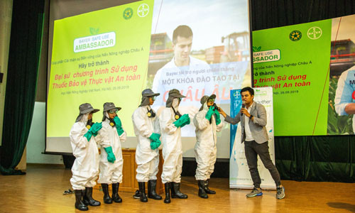 Các bạn sinh viên được tập huấn Hướng dẫn sử dụng thuốc BVTV an toàn.