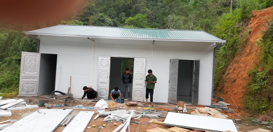 Công tác chuẩn bị cuối cùng trước khi đoàn thiện nguyện bàn giao điểm trường mới cho các em nhỏ nơi đây