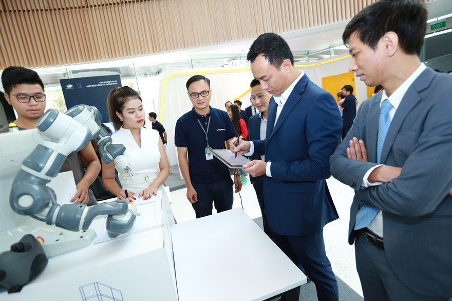 Trong tương lai, nhà mạng sẽ gắn liền với robot, trí tuệ nhân tạo (AI), dữ liệu lớn (Big Data)… khi cung cấp dịch vụ mới cho khách hàng