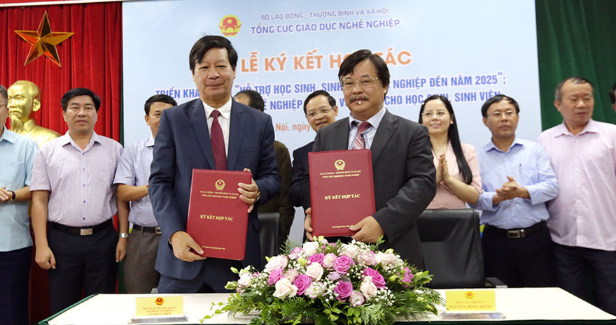 Tổng Cục trưởng Tổng cục GDNN Nguyễn Hồng Minh và Phó Chủ tịch Vingroup Lê Khắc Tiệp ký Biên bản hợp tác triển khai đề án Hỗ trợ sinh viên nghề khởi nghiệp, hồi tháng 7/2019.