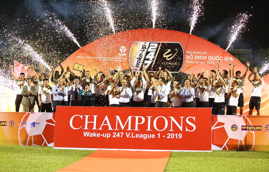 CLB bóng đá Hà Nội nâng Cup vô địch V-League 2019