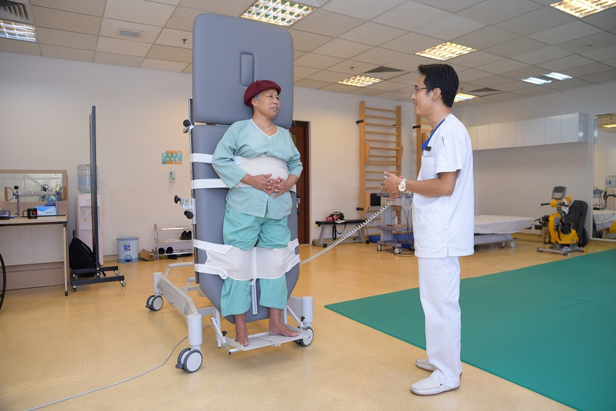 Sau 2 lần ghép tế bào gốc, cô bộ đội Bùi Thị Mùi đã đứng cả tiếng đồng hồ với dụng cụ trợ giúp mà vẫn thấy vững vàng, dù trước đó cô bị liệt hoàn toàn thân dưới 4 năm.