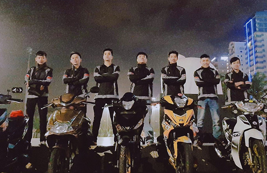 Văn Khoa (thứ 3 từ trái sang) trong nhóm SOS Đà Nẵng