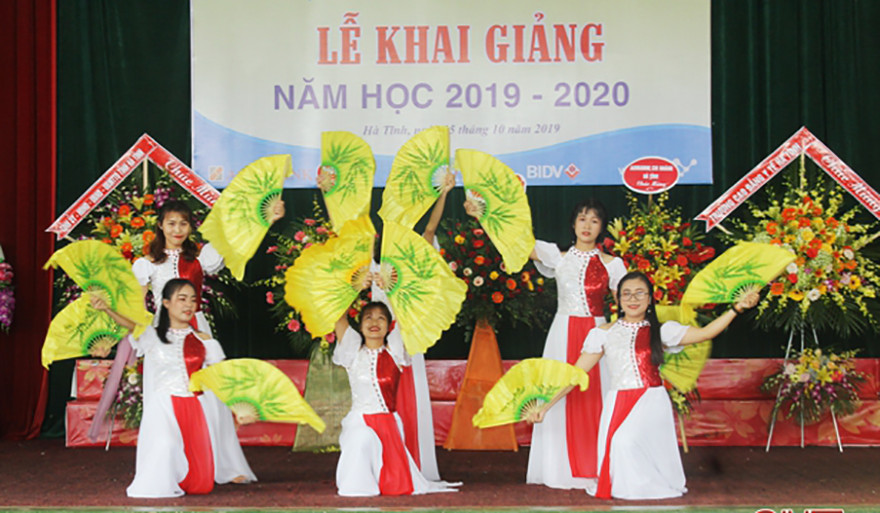 Nhờ tuyển đủ chỉ tiêu từ sớm, nên năm nay nhiều trường nghề tổ chức khai giảng năm học mới sớm hơn các năm trước. Ảnh lễ Khai giảng của Trường Cao đẳng Kỹ thuật Việt Đức - Hà Tĩnh.