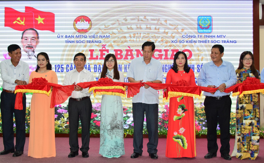 Ông Huỳnh Văn Sum, Phó bí thư Tỉnh ủy Sóc Trăng (giữa) cắt băng khánh thành 125 căn nhà đại đoàn kết