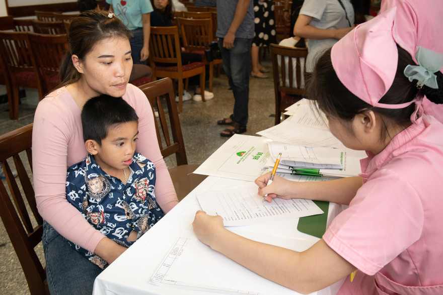 Bệnh viện Hồng Ngọc và Facing the World phẫu thuật dị tật từ thiện 